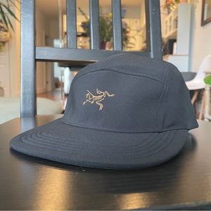 ARCTERYX CALIDUM 5 PANEL CAP IN BLACK ONE SIZE